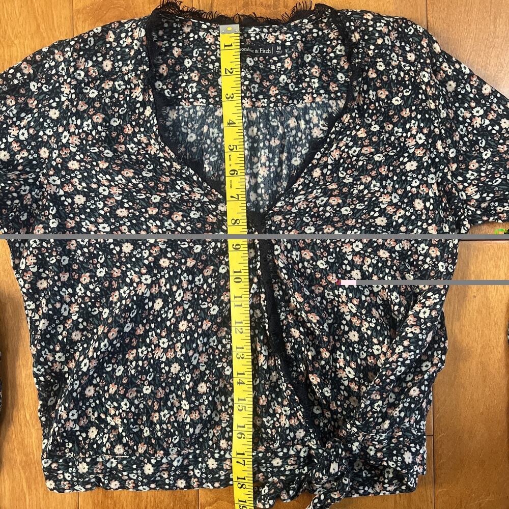 Abercrombie & Fitch Floral Wrap Top Size M Navy Cottagecore Boho Lace Trim - Picture 6 of 9